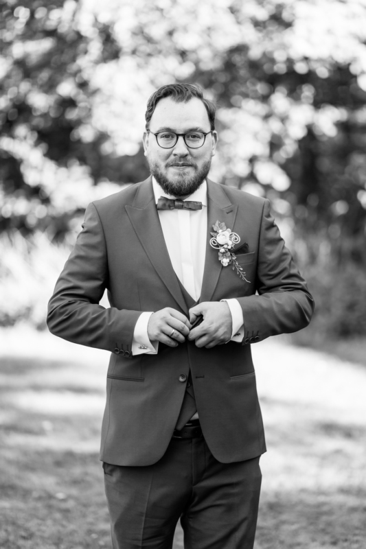 wedding groom by sarahandsamuelphotography